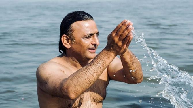 26akhilesh-holy-dip-2