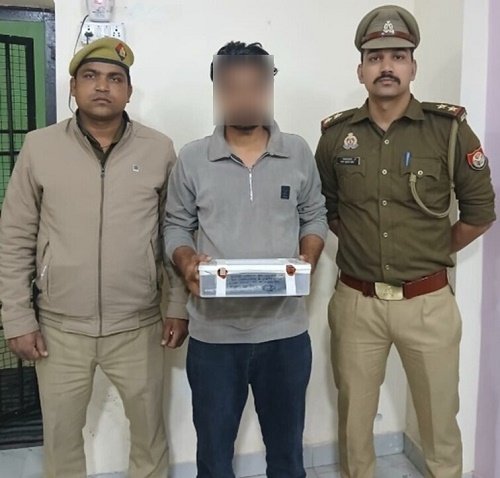 Thakurganj police arrested the accused with illegal weapons