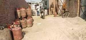 Thakurganj police once again recovered a huge number of cylinders while cutting the
