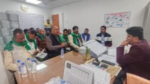 Peaceful meeting continues between Kisan Union and BKT Engineer in Lucknow