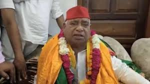 Shri Ram Sena national president Dinesh Kumar Singh arrived to take the resignation of MP Awadhesh Prasad, but police stopped him