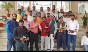 More than two dozen journalists under the leadership of Dr. Parmeshwar Dayal Shrivastav Pushkar submitted a memorandum to the district administration in the name of the Chief Minister