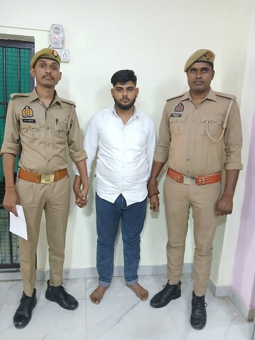 The cunning accused who used to tamper with ATM cards has been arrested. He used to target innocent people.