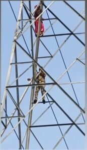 Police saved a woman's life in Prayagraj, UP, this is not a film shooting!