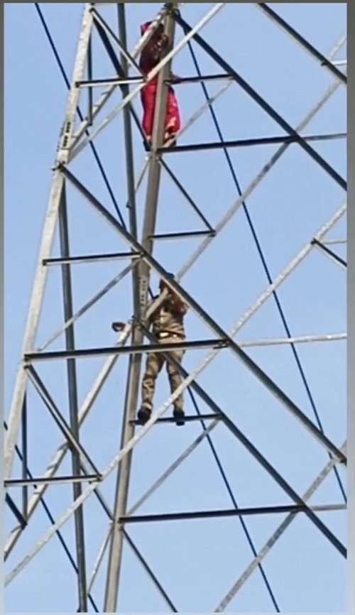 Police saved a woman's life in Prayagraj, UP, this is not a film shooting!