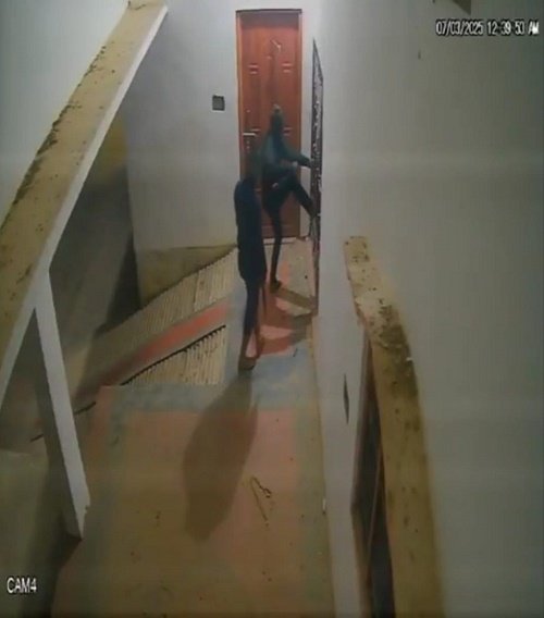 CCTV surveillance from Mumbai to Deoria, owner saw the theft on phone, police caught three thieves red handed.