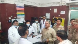 Ayodhya MLA Ved Prakash Gupta did a surprise inspection of the district hospital; complaints were being received about negligence in treatment and prescribing external medicines