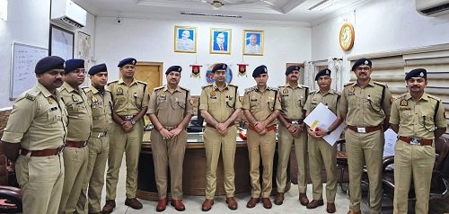 After the successful completion of Maha Kumbh, Commissionerate Prayagraj Ajay Pal Sharma honored the officers by giving them certificates for good work