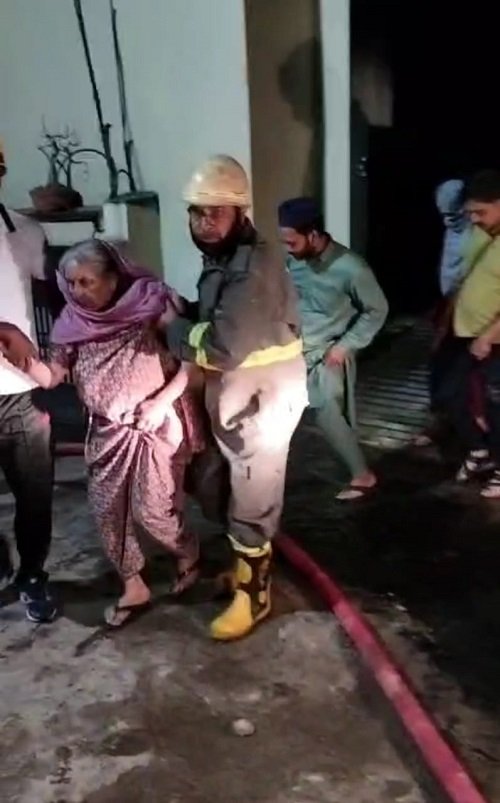 Fire broke out in the basement of Silver Apartment in Jaratganj, extinguished after 1 hour of hard work