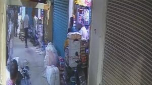 80 lakhs looted at gunpoint in Delhi's Chandni Chowk, miscreants fired shots and snatched away the bag from the businessman