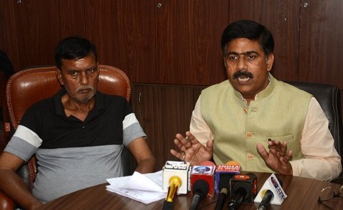 Councilor Mukesh Singh Chauhan held a press conference in the Municipal Corporation on negligence in death certificate