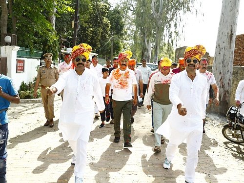 Main teri dushman, dushman tu mera... Kunwar sahab's fierce Naagin dance in Hapur, entire police force danced to the captain's tune