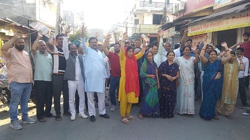 Protest against opening of liquor shop at Mulayam Nagar Labour Adda Square