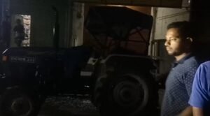 Illegal overloaded tractors running like death in Mirzapur! Administration's negligence took the life of a young man