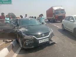 Accident happened on Kisan Path, couple narrowly escaped