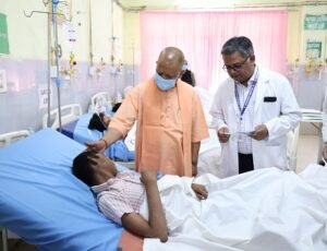 Chief Minister Yogi Adityanath reached Lok Bandhu Hospital to see the sick children of Nirvana Children's Home
