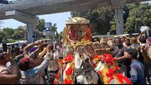 Lucknow police played Holi today after ensuring safe Holi for common people