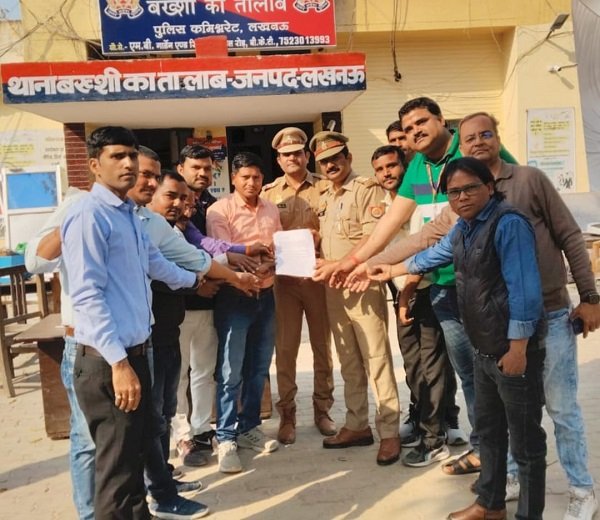 Lucknow journalists submitted a memorandum to the police in protest against the Sitapur journalist murder case