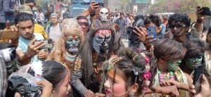 Amazing Holi of cremation ground in Kashi, Naga Sadhus played unique Holi with pyre ashes and performed Shiva Tandava at Harishchandra Ghat