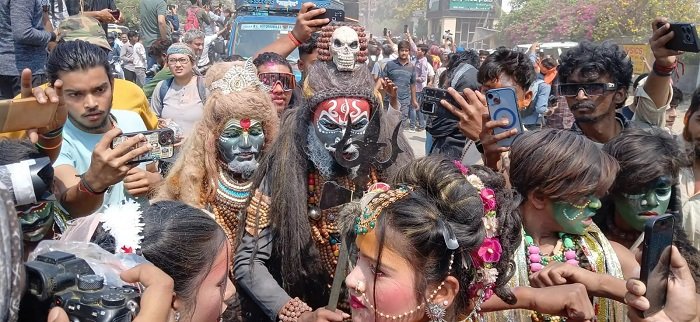 Amazing Holi of cremation ground in Kashi, Naga Sadhus played unique Holi with pyre ashes and performed Shiva Tandava at Harishchandra Ghat