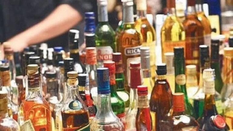 In Amethi district, from 21 year old daughter-in-law to 85 year old grandmother applied to get the license to sell liquor.*