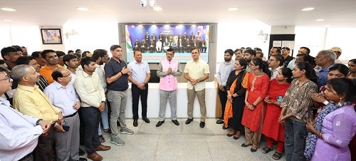 Lucknow: PM Award-winning IAS Anurag Srivastava received a grand welcome on the red carpet, employees expressed their respect by forming a human chain