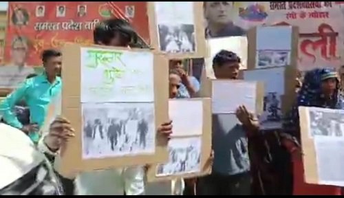 Outside the Samajwadi Party headquarters, people demanded justice from Akhilesh Yadav