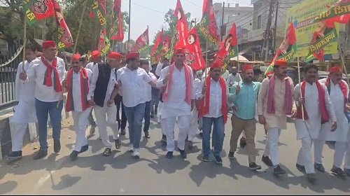 SP workers burnt the effigy of Delhi CM and submitted a memorandum addressed to the President