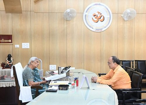 Dr Uma Shankar Singh, Head of Department of Pathology, KGMU met the Governor