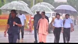 Gorakhpur: Chief Minister Yogi Adityanath visited Gorakhnath temple in heavy rain, listened to problems during public darshan