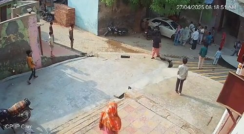 Greater Noida: Violence in dispute over removing vehicle, miscreants thrashed family with sticks