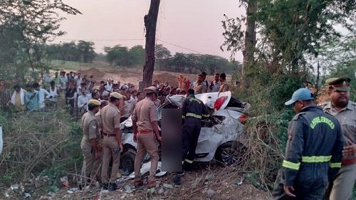 Kanpur: Car stuck between trucks, three people including a couple died in a horrific accident, son seriously injured
