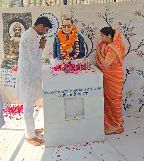 District Panchayat President Roli Singh paid homage to Baba Saheb by garlanding the statue in Kaushalpuri Colony, described the thoughts of the Constitution maker as guiding
