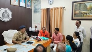 On the third day of Navratri in Uttar Pradesh's capital Lucknow, Hindu people, local residents and traders protested against the opening of liquor shops.