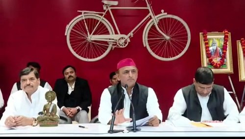 Akhilesh Yadav held a press conference and attacked the Yogi government