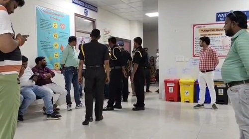 Ghaziabad team inspected the blood bank of the medical college, journalists were mistreated