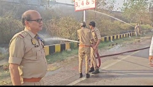 Fire broke out in the grass and stubble on the side of Shaheed Path in front of the Ekana Cricket Stadium.