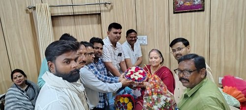 Municipal Corporation Employees President Rajesh Singh and the organization's officials met the Mayor and wished him a speedy recovery