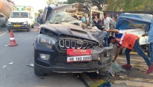 Nigohan: Accident due to a suddenly turned truck, high speed Scorpio collided with e-rickshaw and truck, three people seriously injured