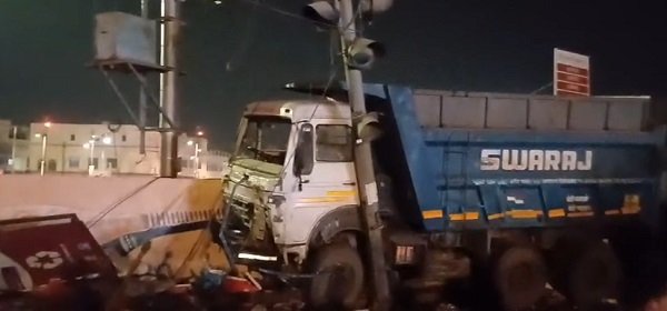 Speed ​​havoc in Ramnagari Ayodhya: Horrific road accident at Lata Mangeshkar Chowk, one dead, four seriously injured