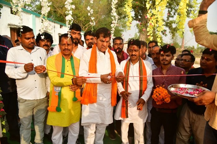 Urban Development and Energy Minister Mr. A.K. Sharma participated in the Gram Chaupal program organized at booth level in the new market of Dohrighat in Mau.