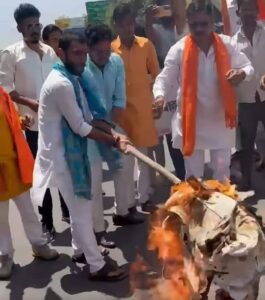 Akhand Aryavart Arya Mahasabha burnt the effigy of Pakistan, peace prayer and havan took place at the party headquarters.