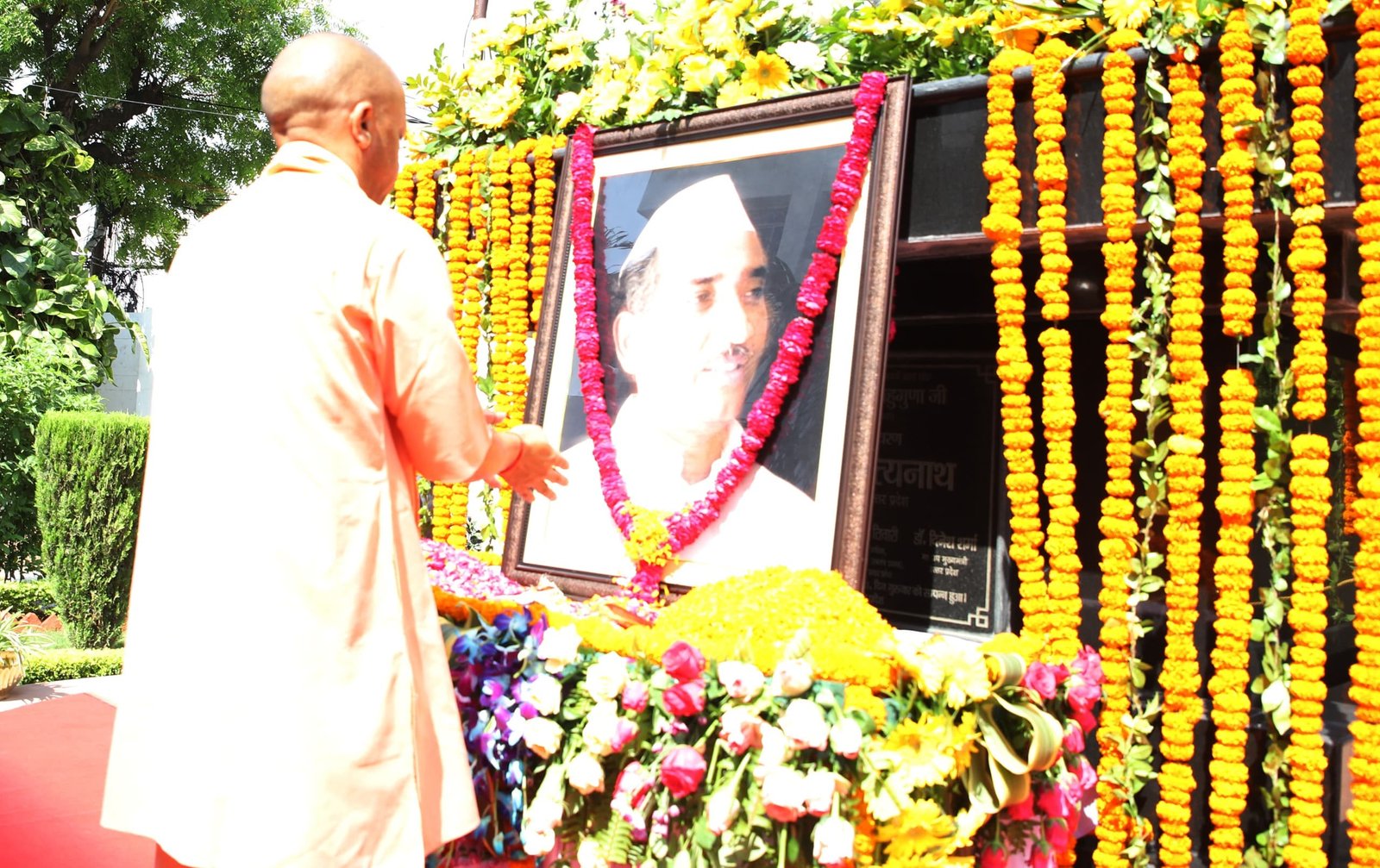 Chief Minister Yogi Adityanath paid tribute to former Chief Minister Late Hemvati Nandan Bahuguna on his birth anniversary