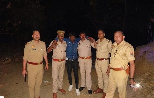 Hapur: Encounter between Simbhavali police and cow slaughter criminals, one arrested in injured condition, illegal weapons and cow slaughter equipment recovered