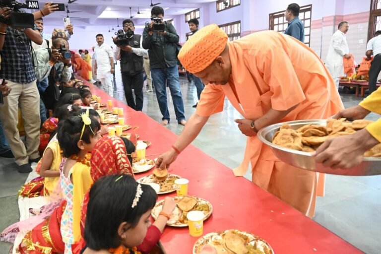 On the ninth day of Chaitra Navratri, CM Yogi washed the feet of nine virgin girls in the form of Durga