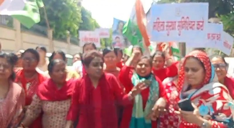 Congress women workers protested, police stopped them and took them into custody