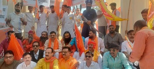 Protest against Pahalgam terrorist attack in Hazratganj, hundreds of activists including national president of Hindu Mahasabha Tridandi detained