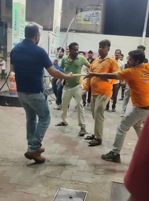 Opposing underweighing at a petrol pump proved costly, customer was beaten up, accused salesman in custody