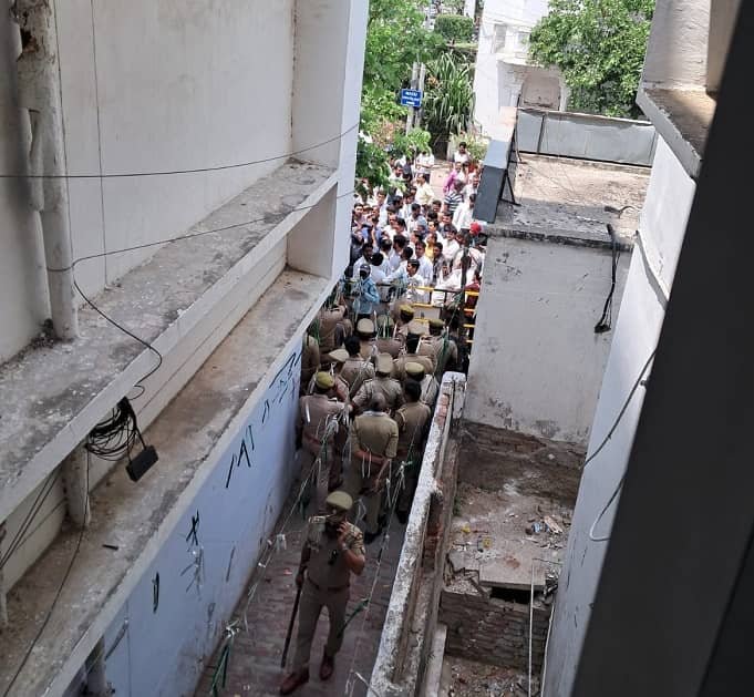 Dispute over encroachment removal in KGMC, illegal occupants pelted stones at doctors, several doctors injured