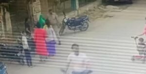 Lucknow: Khaki uniform shames again, Diwan Ajit Singh's high-handedness caught on camera